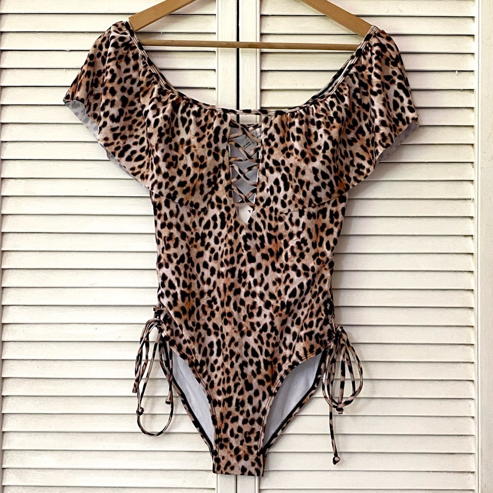 🆕 YMI Swimsuit Womens Medium Leopard Print Ruffle Off the Shoulder One Piece NWT